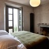 Elegantes Schlafzimmer mit offenem Kamin in der Villa Crotto am Comersee