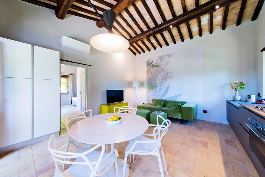 Modern eingerichteter Wohnraum mit neuer Küche im Ferienhaus Casale Upupa bei Rom